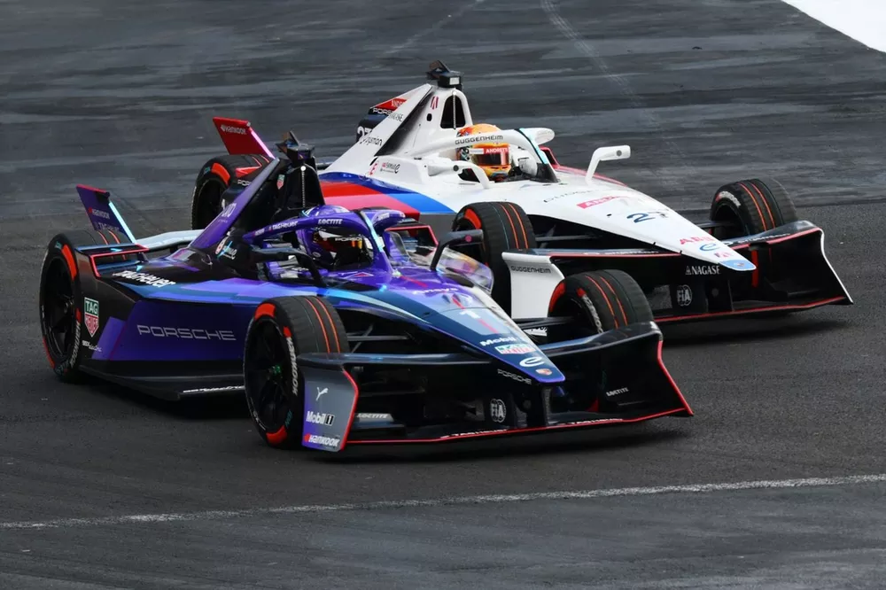 Pascal Wehrlein TAG Heuer Porsche Formula E Team Porsche 99X Electric Gen3 lotta con Jake Dennis Andretti Formula E Porsche 99X Electric Gen3