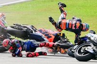 Las imágenes del accidente múltiple que provocó bandera roja en Sepang