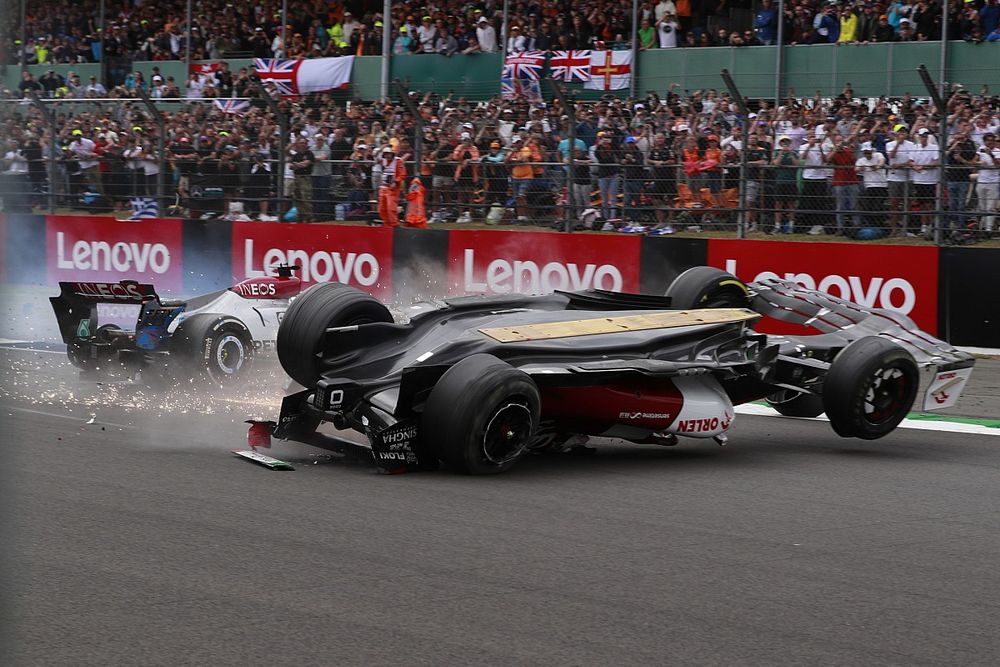 Sainz Ogah Lihat Video Kecelakaan Zhou