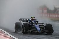 Latifi stunt met snelste tijd in natte derde training, crash Vettel