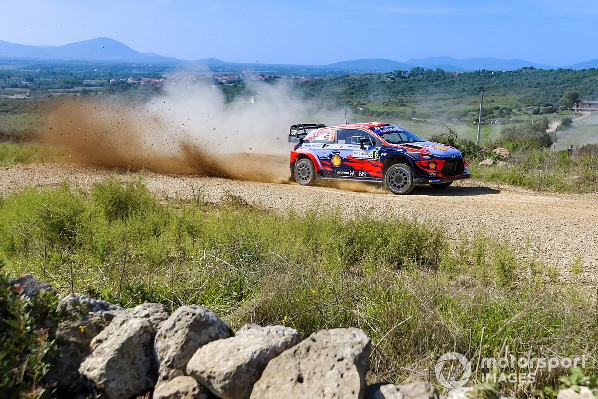 WRC: Sordo mantiene su ventaja en Cerdeña, a pesar de una vaca