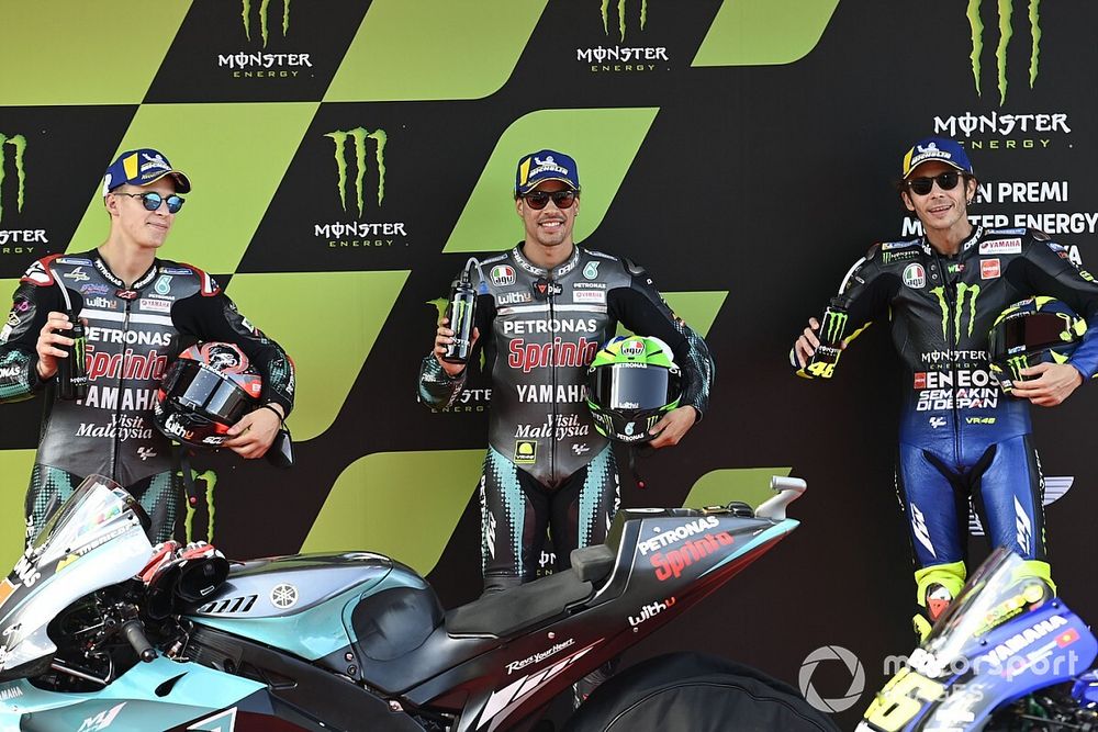 Los 3 primeros de la calificación: segundo Fabio Quartararo, Petronas Yamaha SRT, ganador de la pole Franco Morbidelli, Petronas Yamaha SRT, y tercero Valentino Rossi, Yamaha Factory Racing