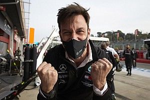 Вольф продлил контракт с Mercedes на три года. Треть команды продали спонсору