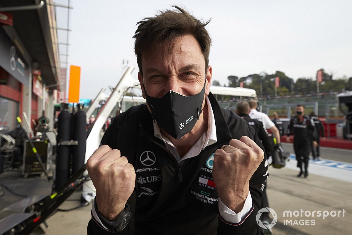 Így szól a Mercedes F1 W12... (videó)