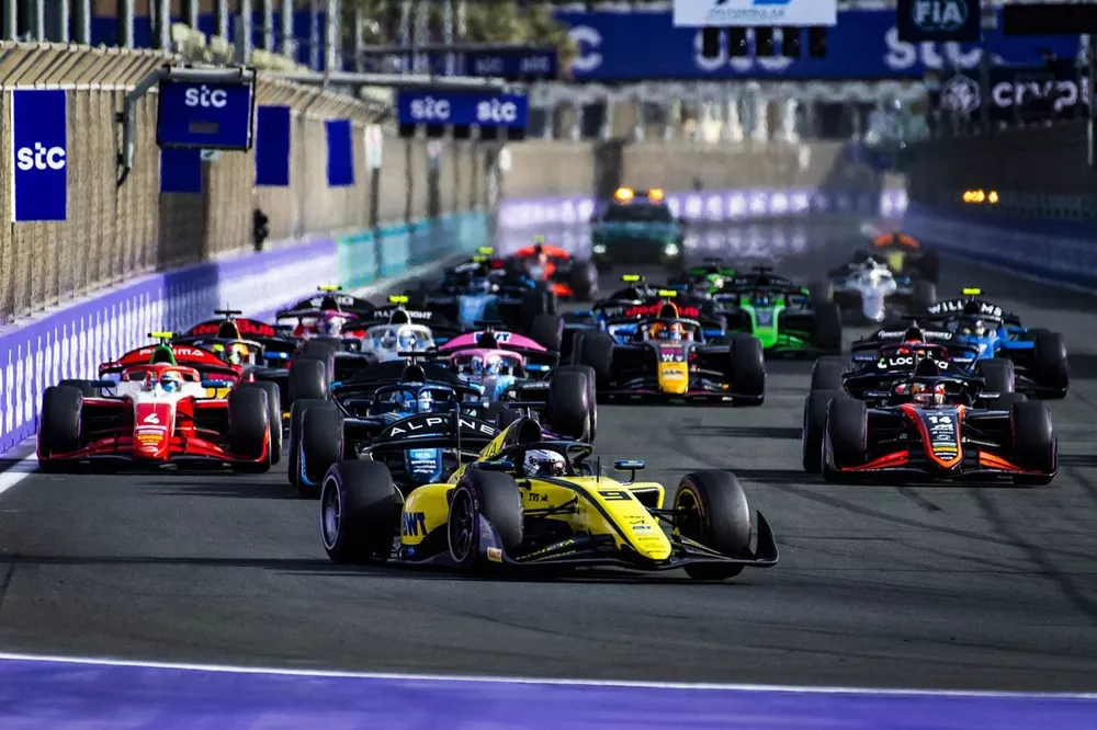 Kush Maini, Invicta Racing leads at the start