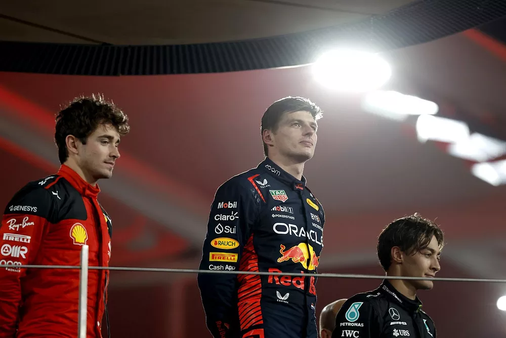 Podio: segundo Charles Leclerc, Scuderia Ferrari, ganador Max Verstappen, Red Bull Racing, tercero George Russell, Mercedes-AMG