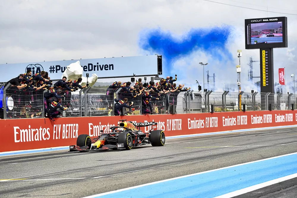 Max Verstappen, Red Bull Racing RB16B, franchit la ligne en vainqueur &agrave; la joie de son &eacute;quipe
