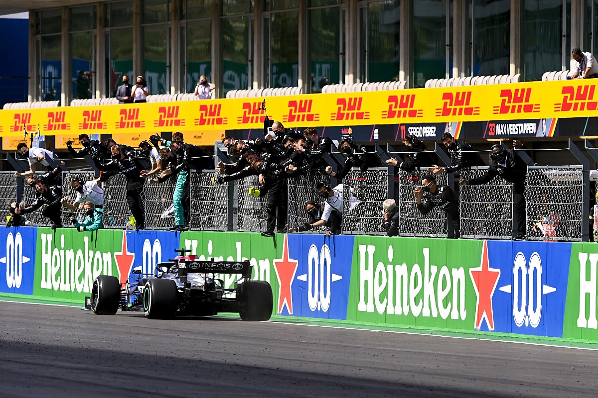 Hamilton se apunta la 97ª en Portugal; Alonso se divierte