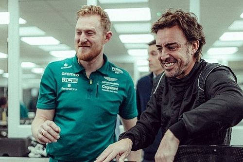 Alonso se hace el asiento para el Aston Martin F1 de 2023