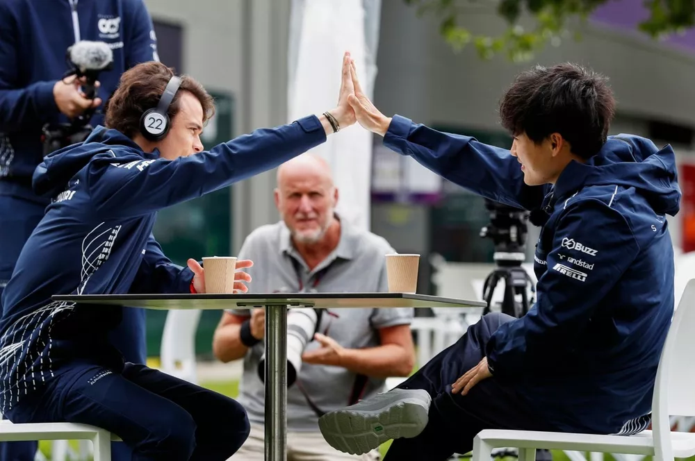 Nyck de Vries, Scuderia AlphaTauri, high fives Yuki Tsunoda, Scuderia AlphaTauri 