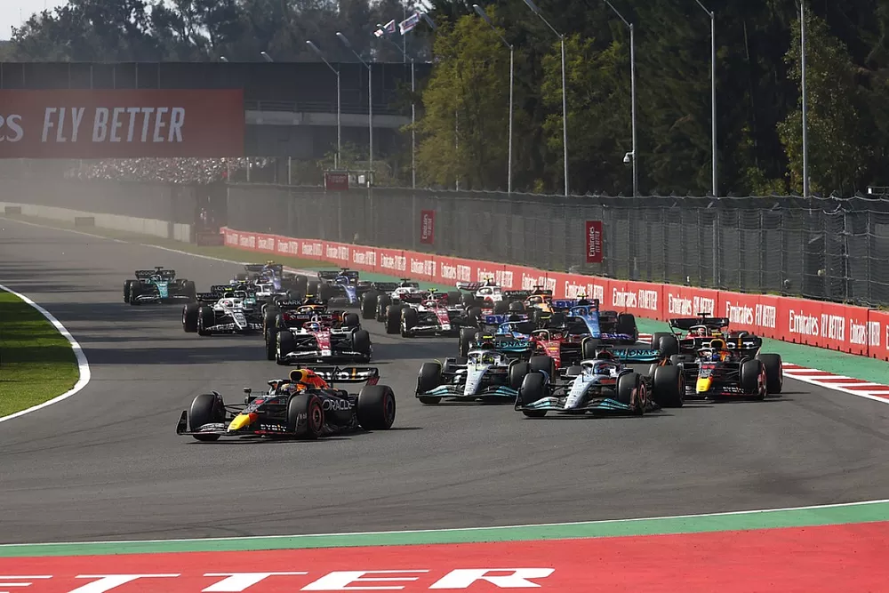 Max Verstappen, Red Bull Racing RB18, George Russell, Mercedes W13, Lewis Hamilton, Mercedes W13, Sergio Perez, Red Bull Racing RB18, et les autres monoplaces au d&eacute;part