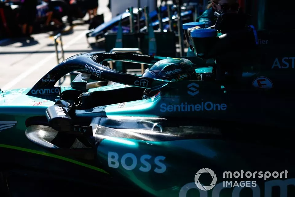 Lance Stroll, Aston Martin AMR24, es empujado de vuelta al garaje