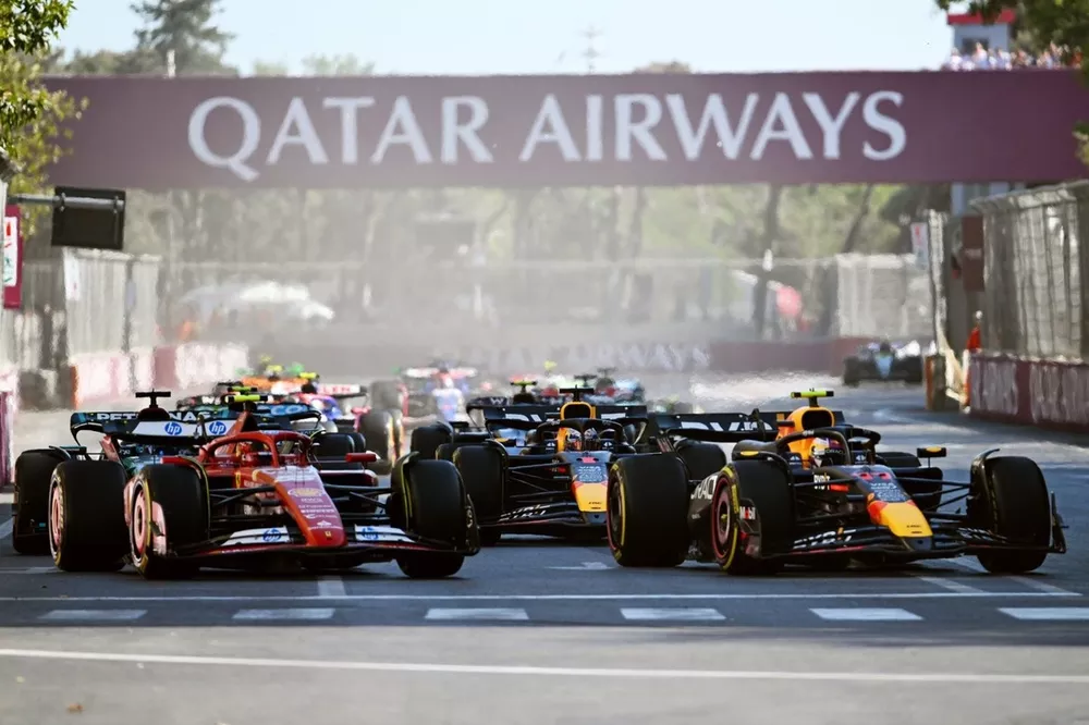 Sergio Perez, Red Bull Racing RB20, Carlos Sainz, Ferrari SF-24, Max Verstappen, Red Bull Racing RB20