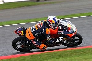 Moto3 Silverstone: Menangi duel ketat, Binder kokoh di puncak klasemen