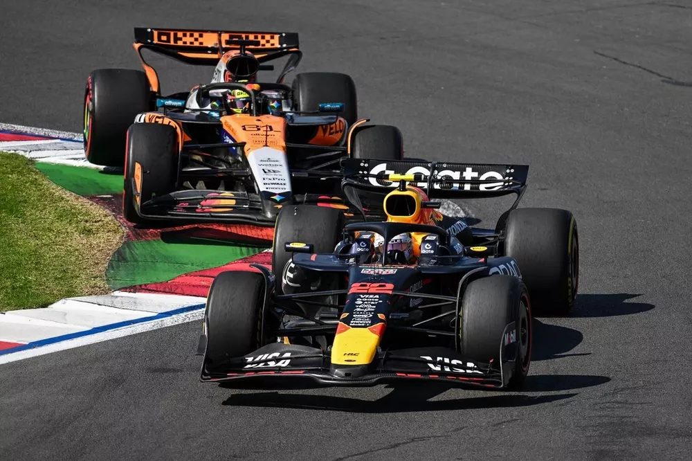 Oscar Piastri, McLaren, Yuki Tsunoda, Red Bull Racing