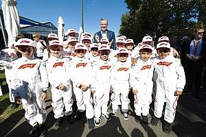 GALERIA: No lugar das modelos, crianças agitam grid da F1