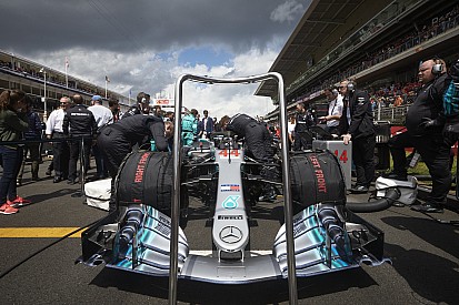 ÉLŐ F1-ES MŰSOR: Rengetegen támadják a Mercedest a Pirelli miatt... (LIVE)