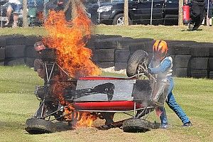 Un pilote de Formule Ford historique sauvé après un terrible crash