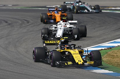 Újra a Mercedes vezet, a McLaren egyre távolabb a negyedik helytől