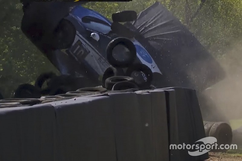 Video: Megaklapper voor Ricardo van der Ende op Brands Hatch