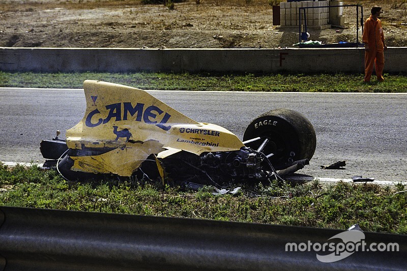 Kettészakadt alatta az F1-es gép, amiből kirepült, de túlélte (megrázó felvételek)