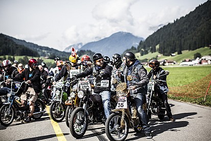 Mille motocyclistes au start de la Red Bull Alpenbrevet 2017