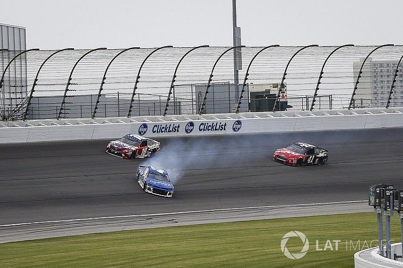 Kyle Larson, Chip Ganassi Racing, Chevrolet Camaro Credit One Bank spins after contact with Kyle Busch, Joe Gibbs Racing, Toyota Camry Skittles Red White & Blue 