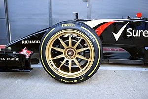 Pronta la mule-car Renault per i test con le Pirelli da 18''