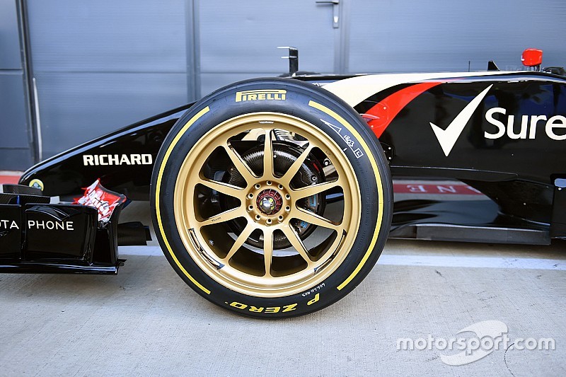 Pronta la mule-car Renault per i test con le Pirelli da 18''
