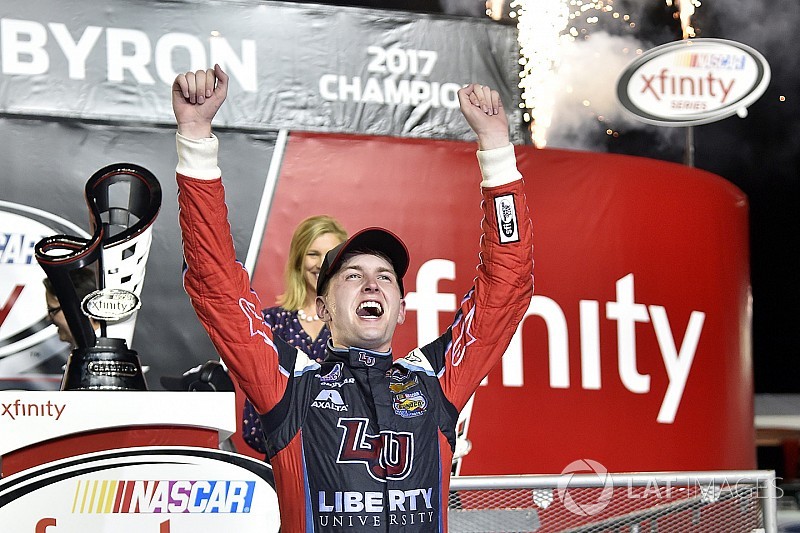 Byron conquista Xfinity, após batalha com Sadler