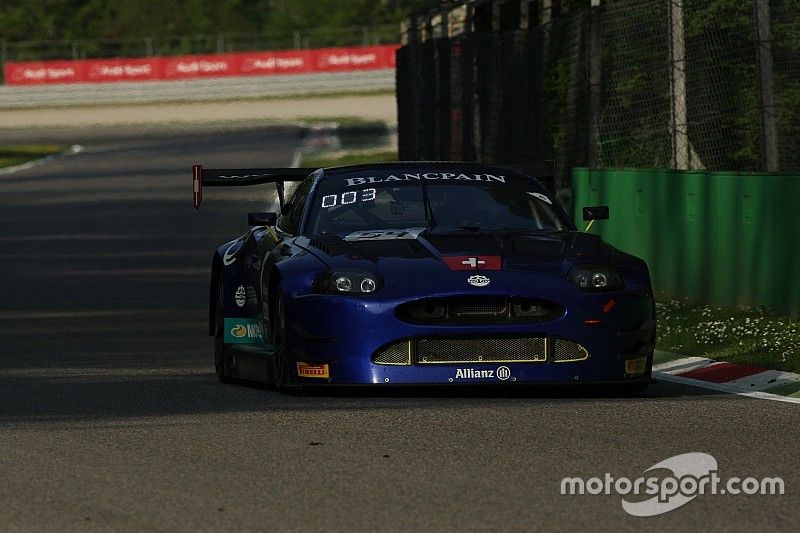 Une Ferrari en pole position devant la Jaguar d’Emil Frey Racing