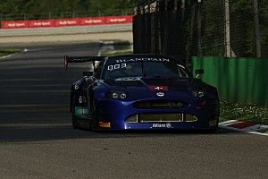 Une Ferrari en pole position devant la Jaguar d’Emil Frey Racing