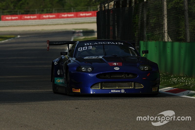 Une Ferrari en pole position devant la Jaguar d’Emil Frey Racing