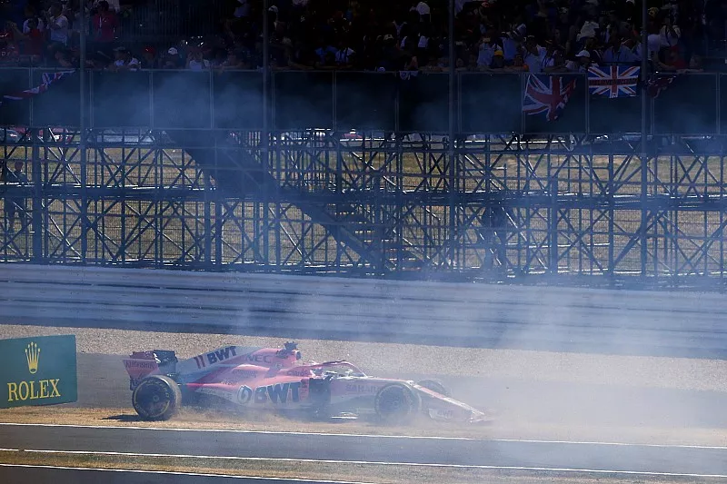 Sergio P&eacute;rez, Force India VJM11, se estrella en un tablero publicitario al principio