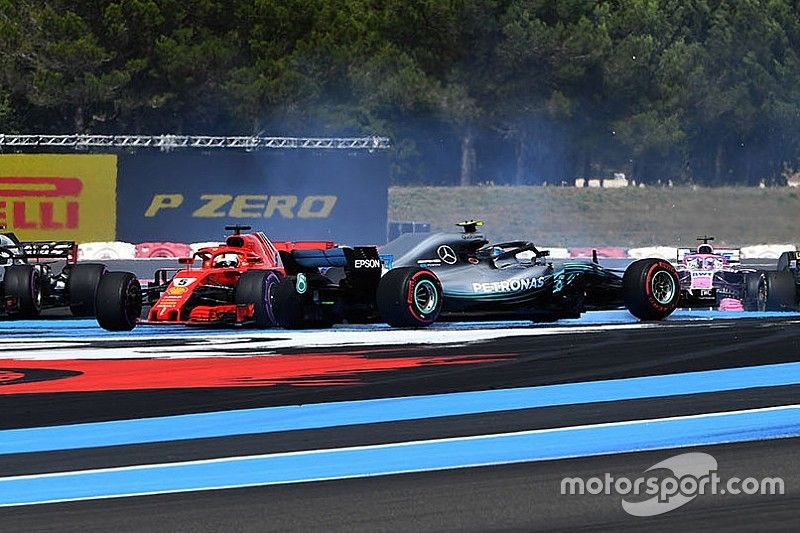 Sebastian Vettel, Ferrari SF71H percute Valtteri Bottas, Mercedes-AMG F1 W09 au départ