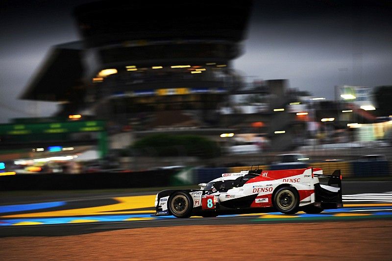 Le Mans: Alonso completa un relevo nocturno de leyenda