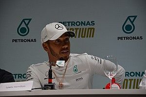 Hamilton diz que torce por McLaren forte em 2018