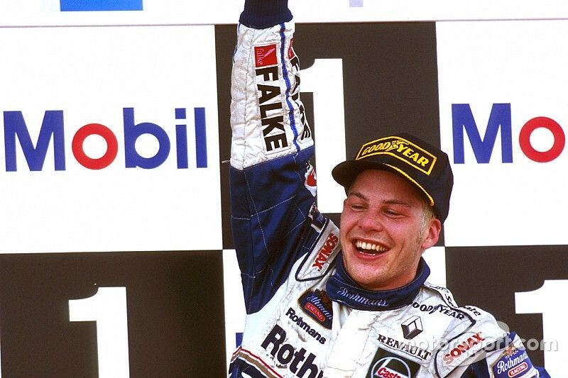 22 éve, hogy Villeneuve F1-es bajnok lett: Schumachert kizárták a bajnokságból