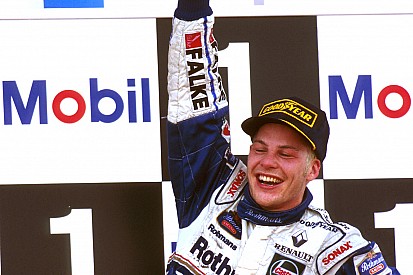 22 éve, hogy Villeneuve F1-es bajnok lett: Schumachert kizárták a bajnokságból
