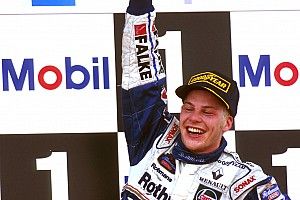 22 éve, hogy Villeneuve F1-es bajnok lett: Schumachert kizárták a bajnokságból
