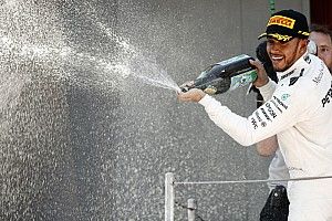 Em GP “cansativo”, Hamilton exalta estratégia da Mercedes