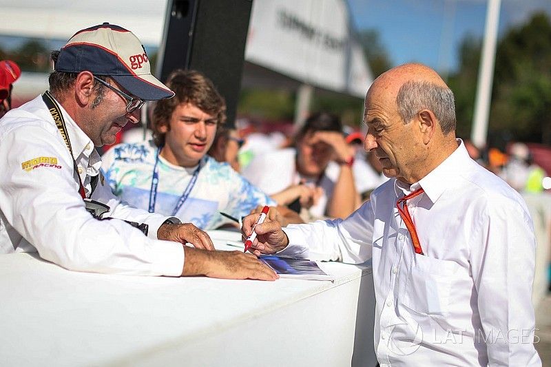 Peter Sauber, Besitzer, Sauber, gibt Autogramme