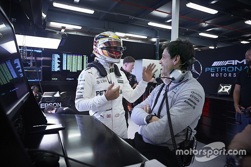 <b>Toto Wolff</b>: "Ferrari ha mejorado en el rendimiento"