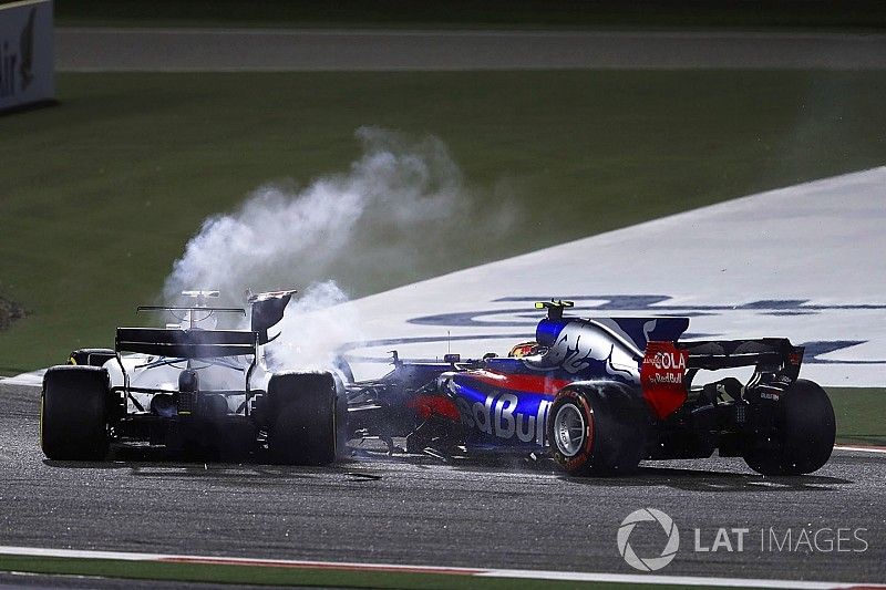 Carlos Sainz Jr., Scuderia Toro Rosso STR12, crasht met Lance Stroll, Williams FW40