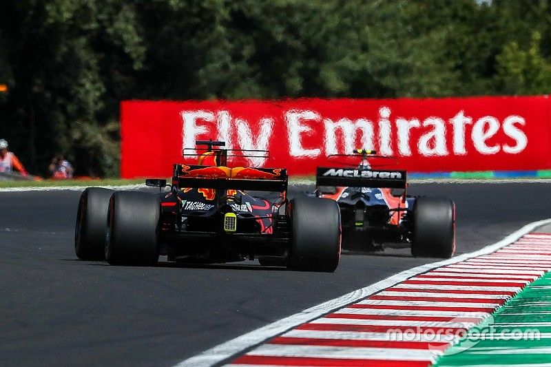 Stoffel Vandoorne, McLaren MCL32 ve Daniel Ricciardo, Red Bull Racing RB13