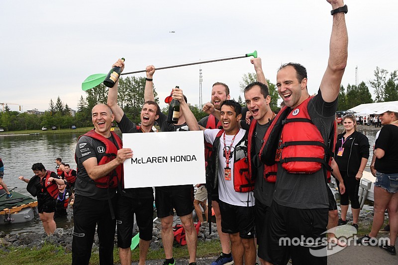 McLaren победила в гонке Ф1 на плотах. Что и как это было?