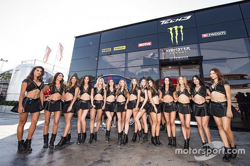 Fotogallery: MotoGP vs F.1, chi vince la battaglia delle grid girl?