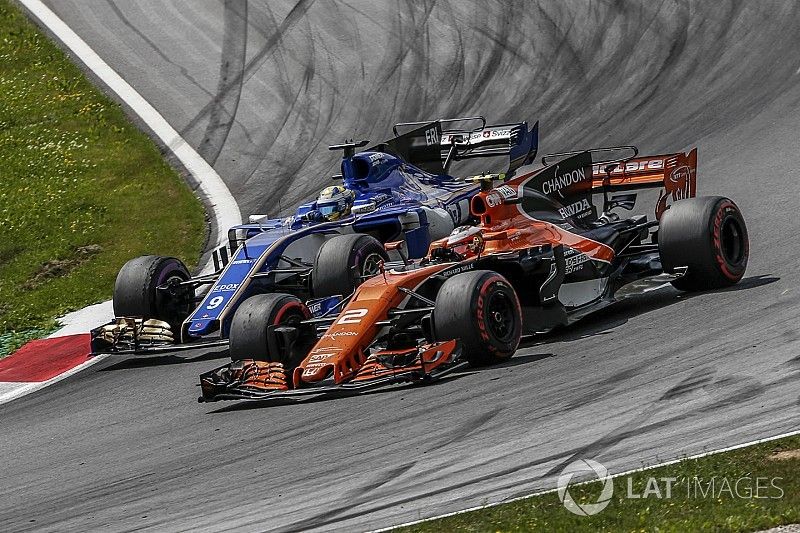 Stoffel Vandoorne, McLaren MCL32, Marcus Ericsson, Sauber C36