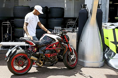 Hamilton szakértő segítséggel készül a valenciai MotoGP-tesztre