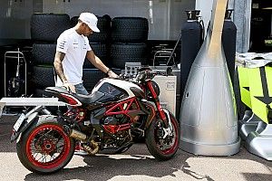 Hamilton szakértő segítséggel készül a valenciai MotoGP-tesztre